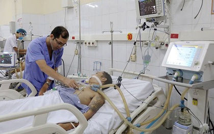 7 người nhập viện nghi uống rượu ngâm thuốc bóp chân
