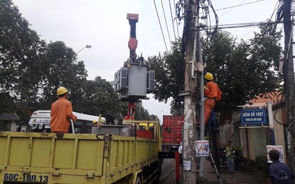 Xe container tông trạm biến thế, cả ngàn hộ dân mất điện