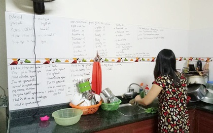 Con gái khoe mẹ U50 hiếu học nhất "hệ mặt trời", dùng cả tường bếp làm bảng ghi từ mới, cấu trúc tiếng Anh