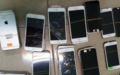 Thu giữ nhiều điện thoại iPhone không rõ nguồn gốc ở Hà Nội