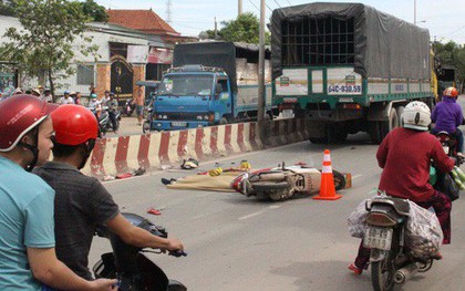 Chở em đi học về, hai anh em bị xe tải cán chết thương tâm