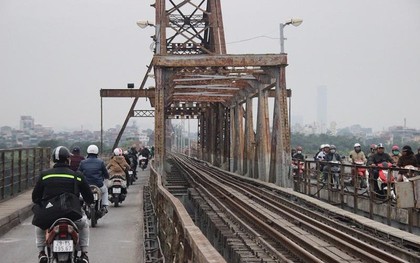 Cấm tàu thuyền để vớt bom "khủng" cầu Long Biên