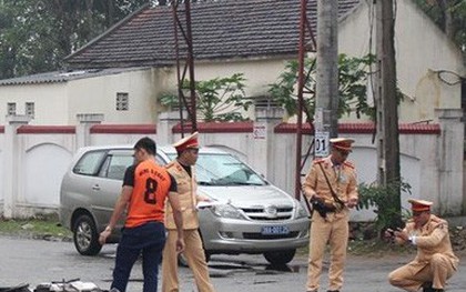 Thanh niên đi xe máy va chạm người đi bộ, bay lên vỉa hè và tử vong