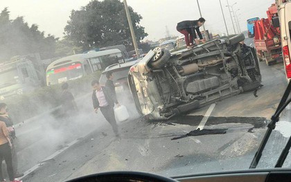 Hà Nội: Lật xe ô tô trên cao tốc Pháp Vân - Cầu Giẽ, một người bị thương, hàng ngàn xe ùn tắc