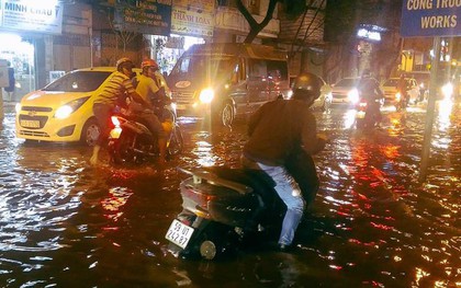 Trung tâm Sài Gòn lại ngập sâu vì mưa kết hợp triều cường, người dân ì ạch đẩy bộ xe chết máy về nhà