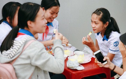 Quán xoài mắm ruốc bà Tám “huyền thoại”, hơn 20 năm gắn bó với nhiều thế hệ học sinh Huế