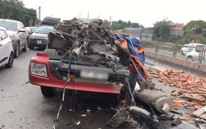 Tai nạn hy hữu: Container rụng mất buồng lái sau khi đâm vào xe tải chở gạch