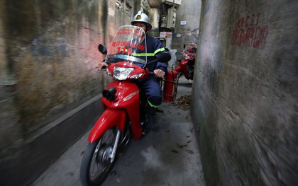 Cảnh sát PCCC "biến" xe máy thành xe chữa cháy cơ động, ứng phó với cháy nổ trong ngõ hẹp ở Hà Nội