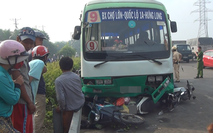 TP. HCM: Xe buýt bất ngờ tông hàng loạt xe máy, nhiều người mắc kẹt dưới gầm xe buýt kêu cứu thất thanh
