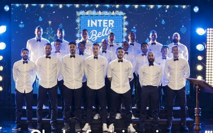 Dàn trai đẹp Inter Milan diện sơ mi trắng, hát nhạc Giáng sinh