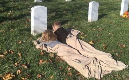 Có nhà không ngủ, cậu bé mang chăn đến nghĩa trang lạnh lẽo ngủ thật ngon bởi lý do cảm động