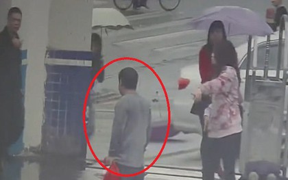 Tên cướp giật điện thoại xong chạy nhầm vào đồn cảnh sát vì chưa thuộc đường