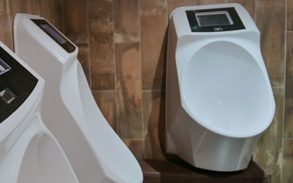 Vào WC giải quyết "nỗi buồn" mà vẫn được xem quảng cáo với loại bồn tiểu thời 4.0 này