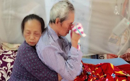 "Cái ôm chặt sau 60 năm chung sống" là hình ảnh xúc động nhất trên Facebook những ngày qua