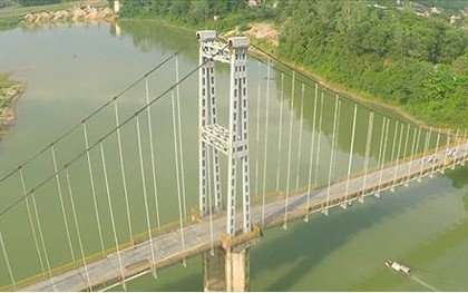 Người dân hoảng loạn khi thấy hai nữ sinh nhảy xuống sông Lam tự vẫn