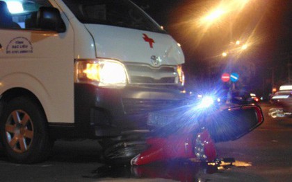 Xe cứu thương chở bệnh nhân đi cấp cứu tông vào xe máy trong đêm