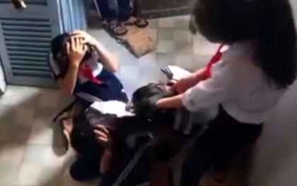 Buộc thôi học 2 nữ sinh đánh bạn rồi quay clip đăng Facebook