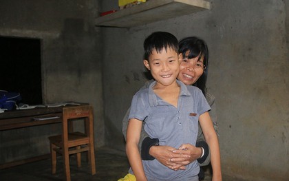 Bé trai 9 tuổi một mình sống giữa mộ bia ở Quảng Trị hơn 700 đêm: Cuối cùng mẹ đã về rồi, chỉ mong mẹ không bỏ em đi nữa