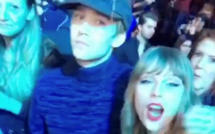 Taylor Swift và người yêu điển trai hết nhảy tình tứ lại ôm hôn nhau giữa concert