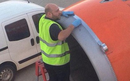 Tại sao ông chú này lại dùng băng dính để dán máy bay? Làm vậy có nguy hiểm không?