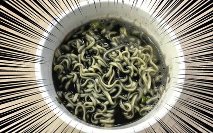 Năm "ẩm thực đen" lên ngôi, Nhật Bản lại tung ra mì cốc đen xì nhưng vị ngon hết ý