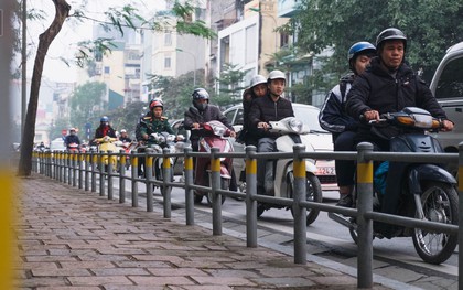 Hà Nội lắp barie ngăn xe máy "tràn" lên vỉa hè, giờ tan tầm nhiều phương tiện vẫn lao vun vút