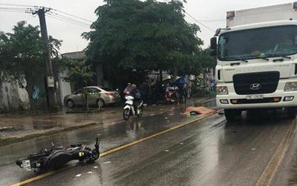 Va chạm xe máy, người đàn ông ngã văng ra đường bị xe container cán chết