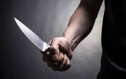 Bắt nghịch tử đâm mẹ ruột, cha dượng để giải quyết mâu thuẫn