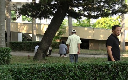 Đến bệnh viện chăm em cùng mẹ, bé trai ngã từ độ cao 2m tử vong thương tâm
