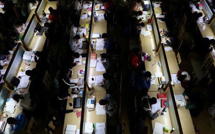 24h qua ảnh: Sinh viên Trung Quốc miệt mài luyện thi trong thư viện