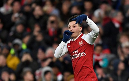 Ozil vô-lê đẹp mắt, Arsenal trở lại Top 4