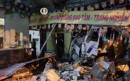 Tránh xe máy vượt đèn đỏ, xe tải mất lái đâm sập tường ngôi chùa ở Sài Gòn