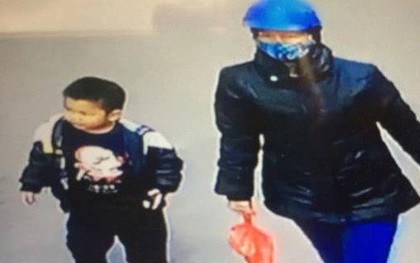 Hà Nội: Bé trai bị mẹ "bỏ quên" ở Phủ Tây Hồ