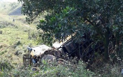Cố vượt đường ngang, xe tải bị tàu hỏa tông lật nhào xuống ruộng
