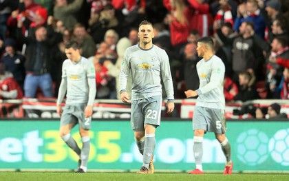 Thua đau phút bù giờ, Man Utd bị đá văng khỏi Cúp Liên đoàn