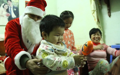 Một đêm tràn ngập hạnh phúc khi ông già Noel gõ cửa tặng quà cho những em bé ở Hà Nội