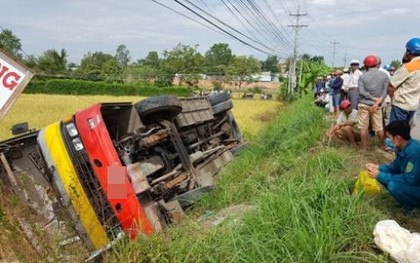 Long An: Tránh xe máy, xe buýt lật xuống ruộng khiến hơn 20 người thương vong