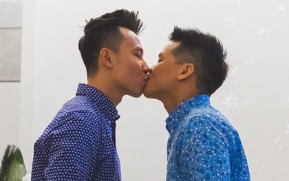 John Huy Trần ngọt ngào hôn bạn trai trong lễ thành hôn ở Canada