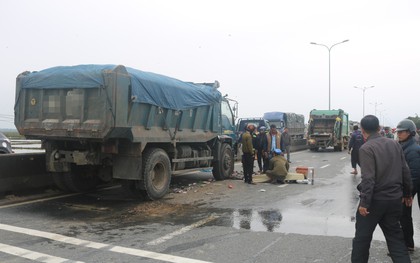 Đứng sau thùng xe rác, công nhân môi trường bị xe tải tông chết thương tâm