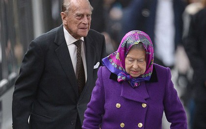 Nữ hoàng Anh đi tàu điện như người dân, xuất hiện nổi bật với bộ trang phục mang màu sắc của năm 2018