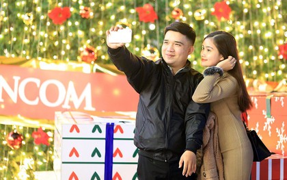 Bất chấp trời lạnh, người Đà Nẵng vẫn đổ ra đường đi chơi Noel sớm