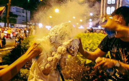 Clip: Cô gái bị phun tuyết kín mặt, suýt ngạt thở trong đêm Noel ở Sài Gòn