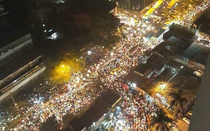 Tắc đường kinh hoàng tại Hà Nội: Người dân chôn chân tại chỗ gần 2h đồng hồ vẫn chưa về tới nhà
