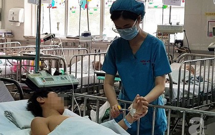 Phú Yên: Bé trai 12 tuổi phải đu cầu thang vào lớp vì khối bướu cực “khủng” chiếm trọn lồng ngực phải