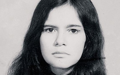 Câu chuyện phi thường của cô bé 5 tuổi bị bỏ rơi trong rừng, lớn lên cùng bầy khỉ trước khi tìm về với văn minh