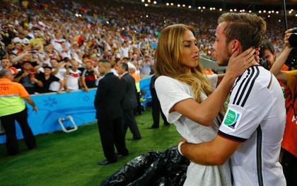 Trai đẹp Mario Gotze đính hôn với siêu mẫu nội y