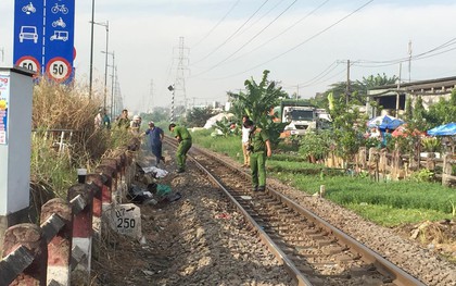 TP.HCM: Bỏ lại xe máy, người phụ nữ leo qua rào chắn lao đầu vào xe lửa tử vong
