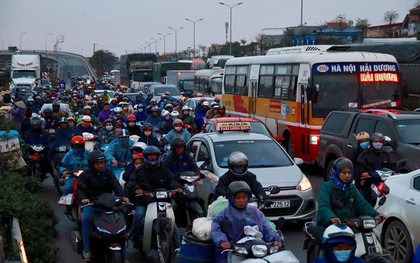 Hà Nội: Người dân tiếp tục về quê nghỉ Tết Dương lịch, đường cao tốc quốc lộ 5 ùn tắc kéo dài hàng km