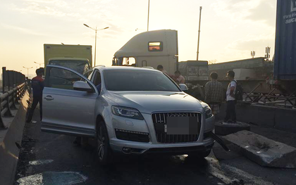 TP. HCM: Xe container húc bay dải phân cách, nhiều khối bê tông văng trúng xe hiệu Audi