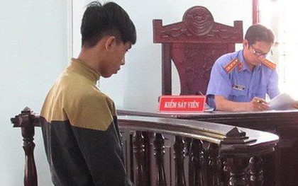 Thanh niên bật khóc, quỳ sụp xin tòa giảm hình phạt